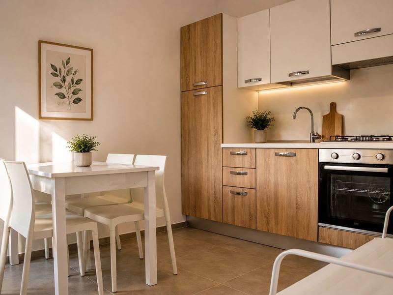Cucina con tavolo da pranzo