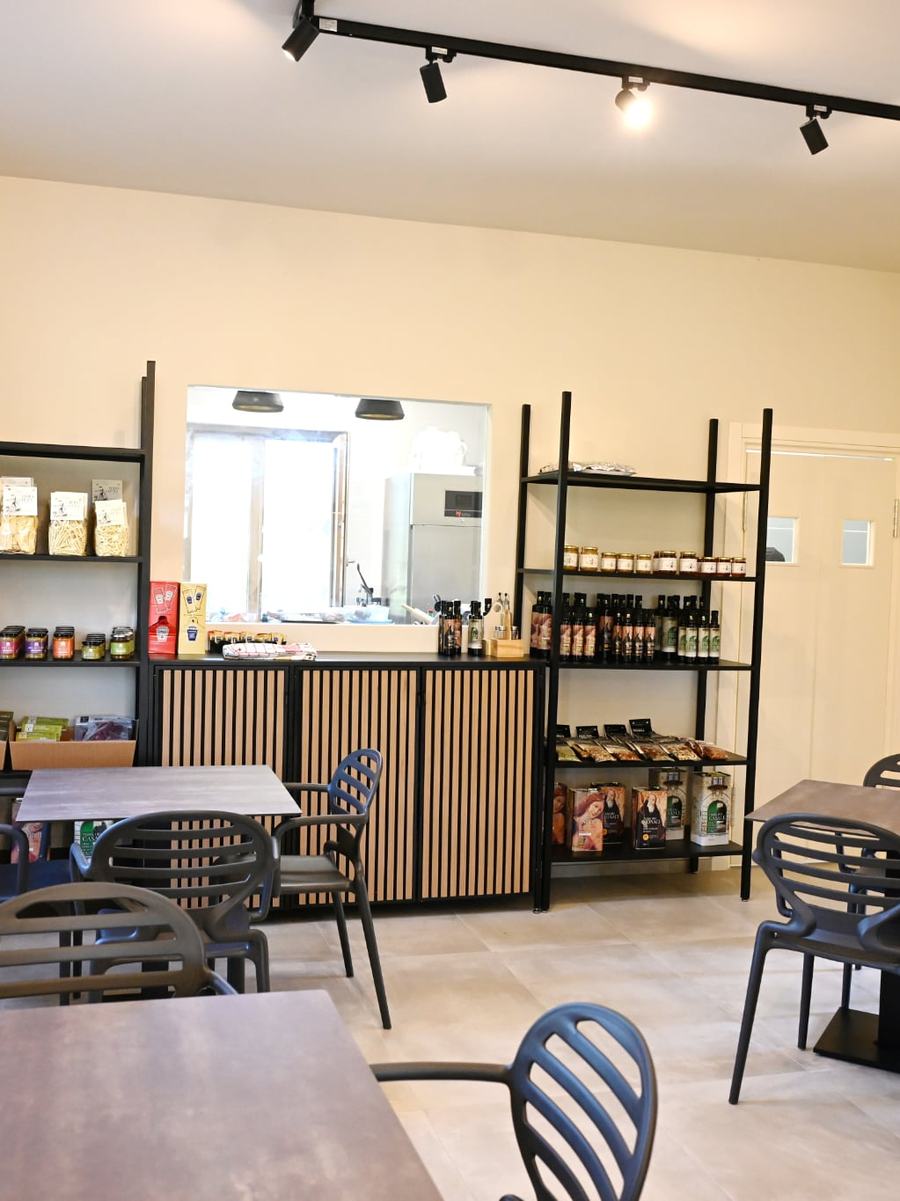 La sala con gli scaffali della bottega