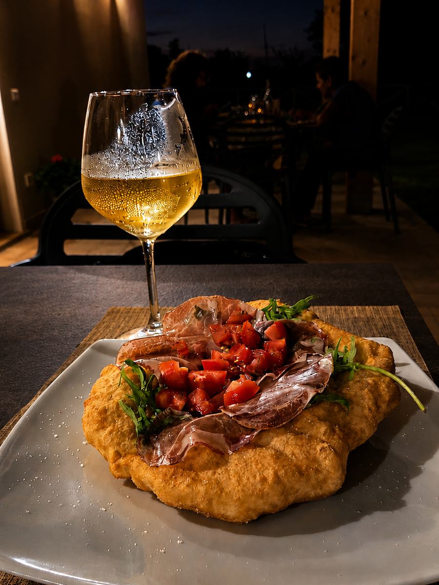 Un piatto della cucina cilentana con un calice di vino bianco