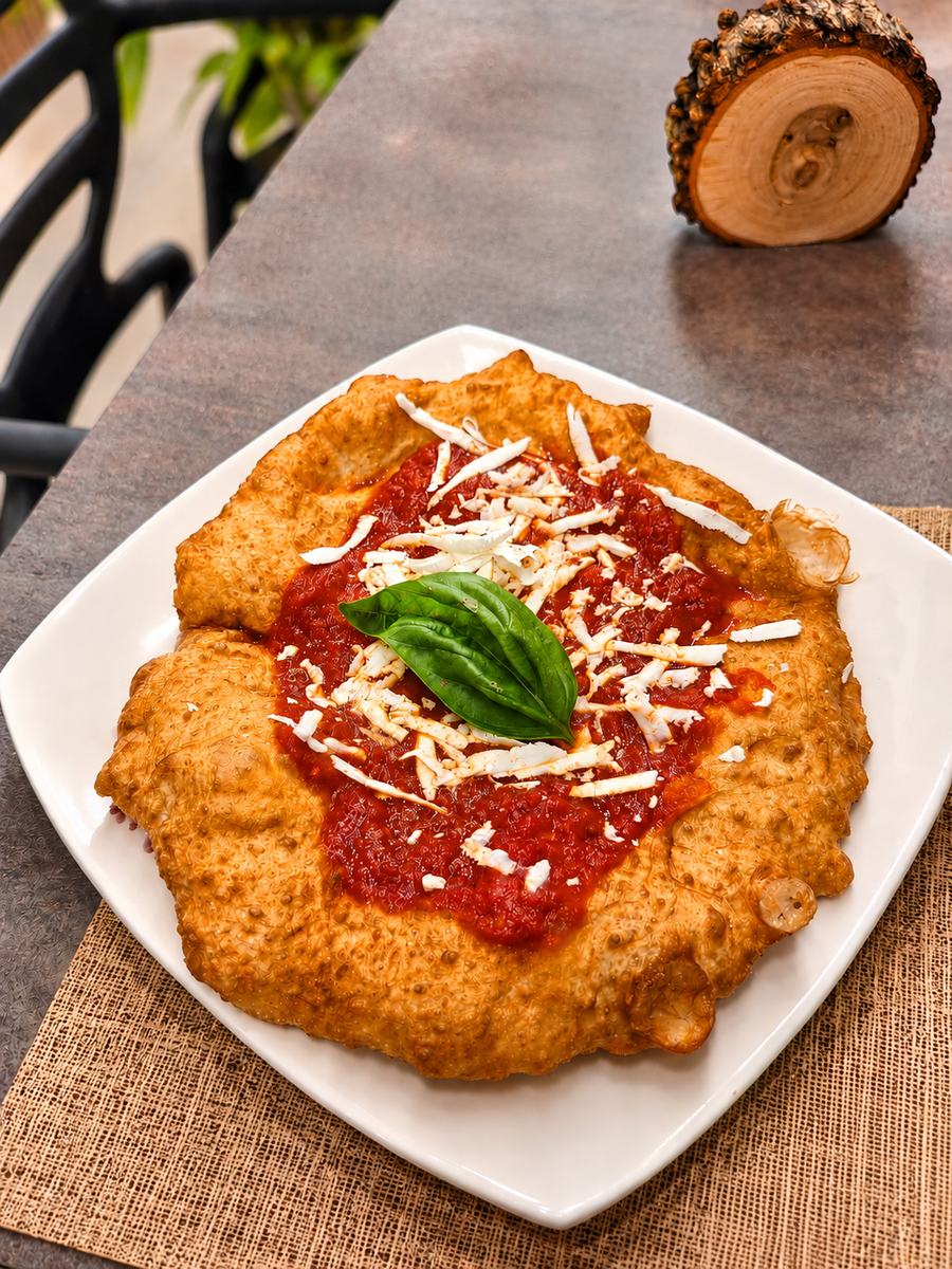 Pizza fritta con pomodoro e basilico