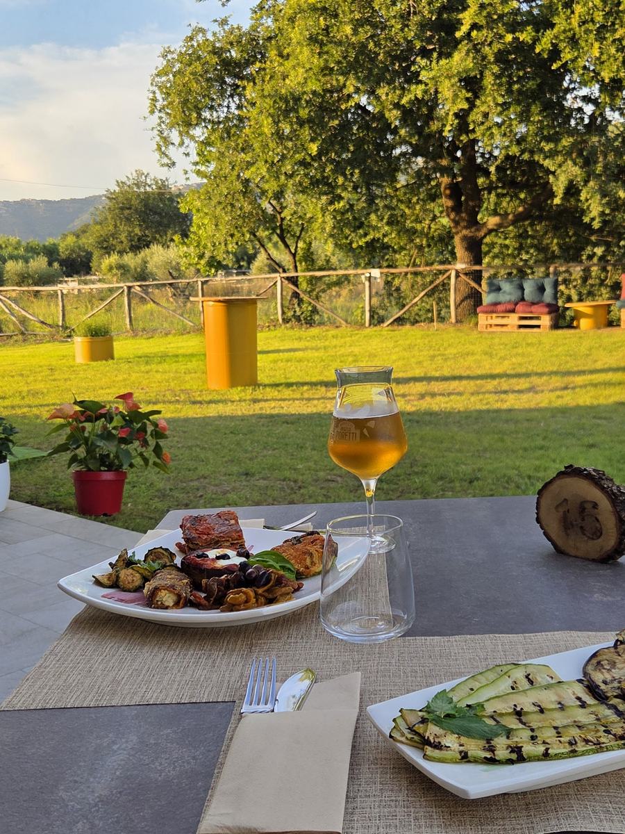 Cena all’aperto con vista sul giardino