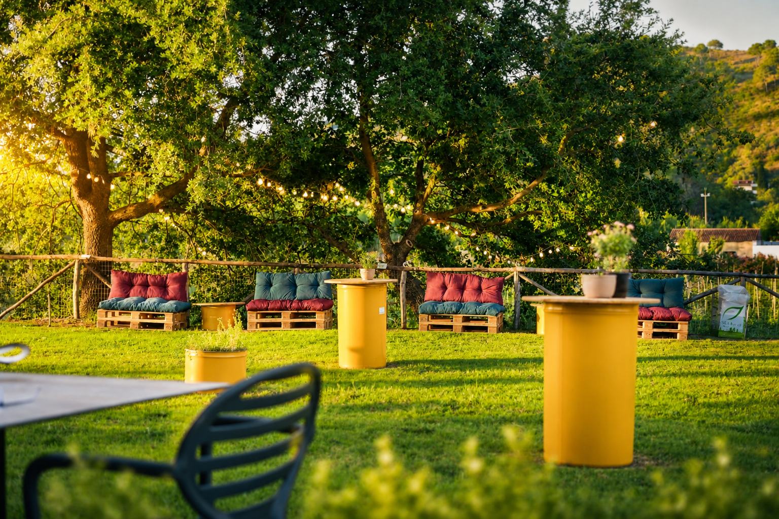 Il giardino con sedute all’ombra delle querce