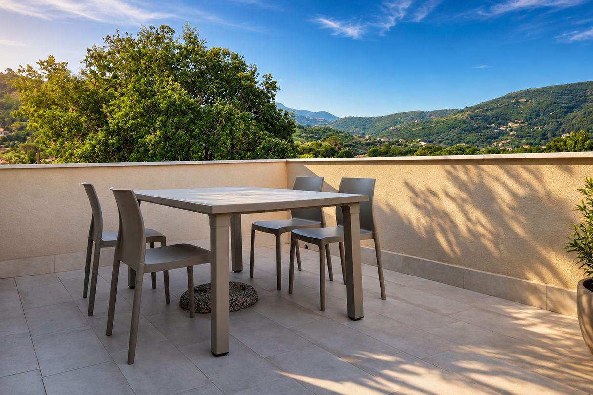 La terrazza dell’Appartamento Verde con vista sulle colline